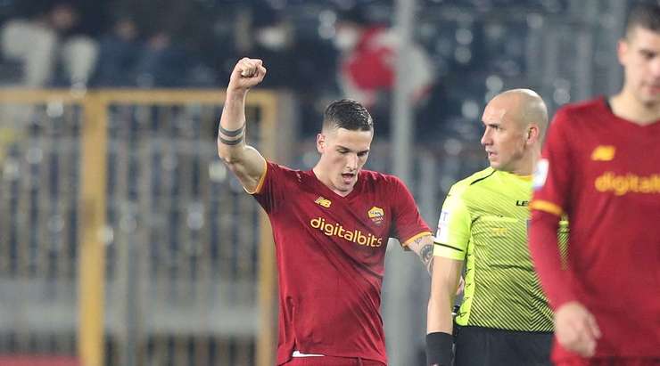 Vào! Nicolo Zaniolo (AS Roma) có đủ khoảng trống trong vòng cấm để đón một đường chuyền từ Henrikh Mkhitaryan và dứt điểm gọn gàng vào góc thấp bên phải khung thành. 0:4.