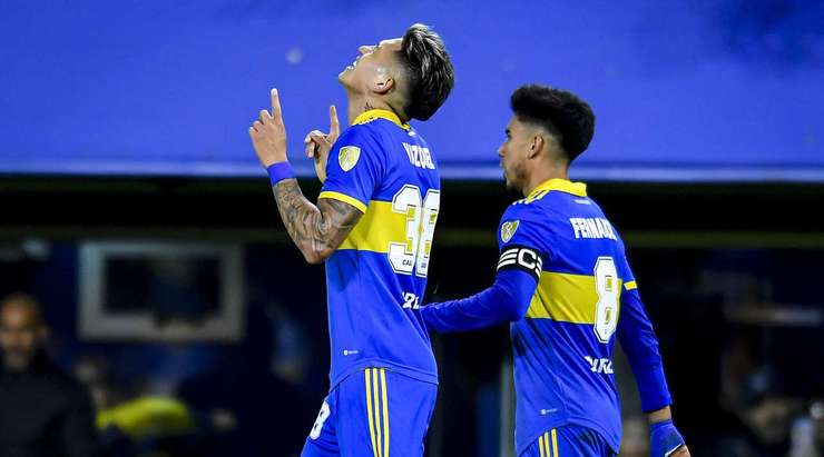 Luis Vazquez (Boca Juniors) nhận bóng ở một vị trí rất thuận lợi và anh sút bóng lạnh lùng vào mé trong cột dọc bên trái!