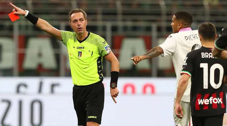 Thẻ đỏ! Charles Pickel (Cremonese) đã phải nhận quyết định rời sân từ trọng tài Luca Pairetto sau khi xem xét lại tình huống qua hệ thống VAR.