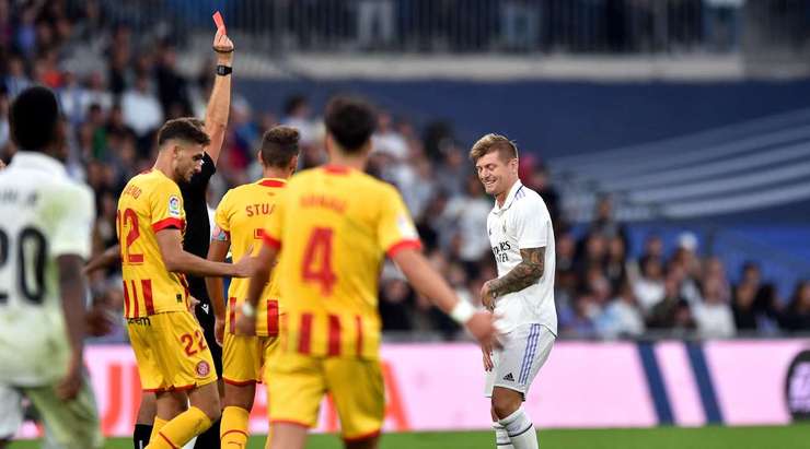 Toni Kroos (Real Madrid) phạm lỗi và rốt cuộc nhận chiếc thẻ vàng thứ hai, đồng nghĩa với một chiếc thẻ đỏ và hậu quả là anh sẽ phải rời sân. Huấn luyện viên chắc chắn sẽ không hài lòng. Đội bóng sẽ phải chơi thiếu người và anh sẽ bị treo giò ít nhất là hết trận tiếp theo.
