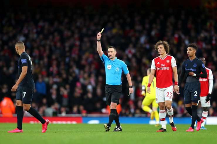Trọng tài chính Stuart Attwell phạt Richarlison (Everton) một chiếc thẻ vàng.