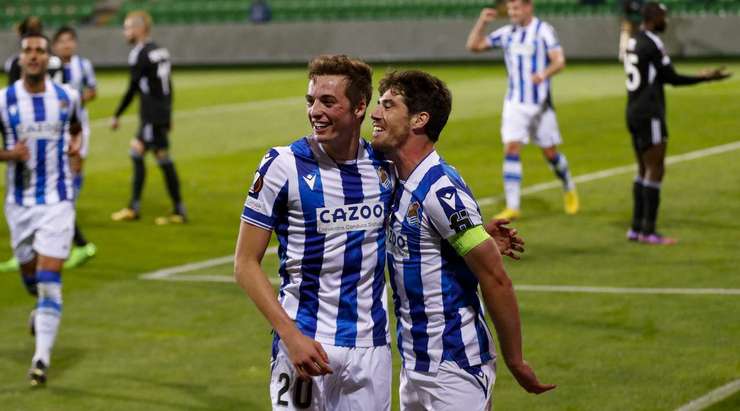 Bóng đã nằm trong lưới! Brais Mendez câu bóng vào vòng cấm từ quả đá phạt, nơi Aritz Elustondo (Real Sociedad) thoát khỏi người theo kèm và đánh đầu từ rìa vòng 5m50, đưa bóng thẳng vào giữa khung thành. Tỉ số bây giờ là 0:2.