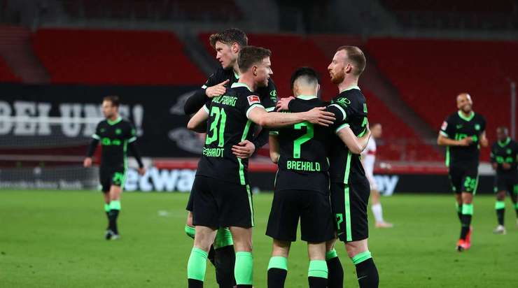 Yannick Gerhardt (Wolfsburg) nhận một đường chuyền tốt và sút bóng mạnh từ cự ly tầm trung về phía góc cao bên trái khung thành, không cho thủ môn cơ hội nào.