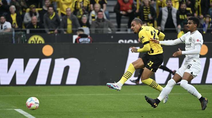 VÀO! Karim Adeyemi đón quả tạt trong vòng cấm và đánh đầu về phía bên kia khung thành, nơi Donyell Malen (Dortmund) đang ẩn nấp và cầu thủ này dễ dàng chích bóng vào lưới. 2:0.