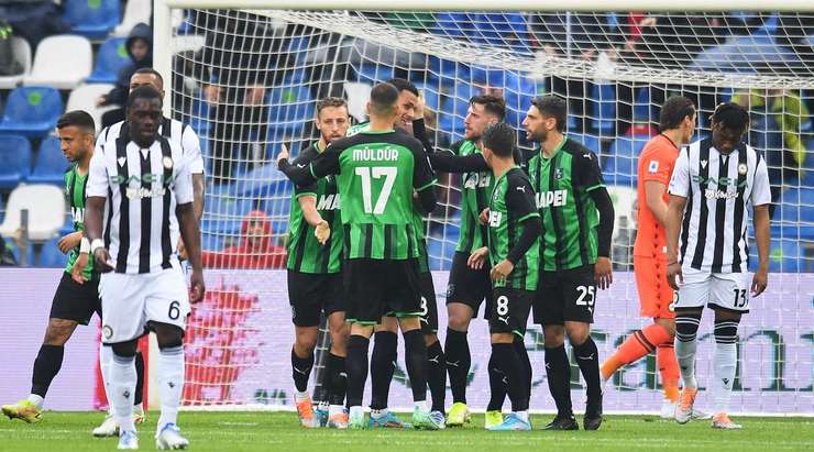 Một bàn thắng đồng đội tuyệt vời! Gianluca Scamacca (Sassuolo) được giải thoát trong vòng cấm bởi Giacomo Raspadori và không mắc một sai lầm nào với một pha dứt điểm tốt vào góc phải phía dưới. 1:0.