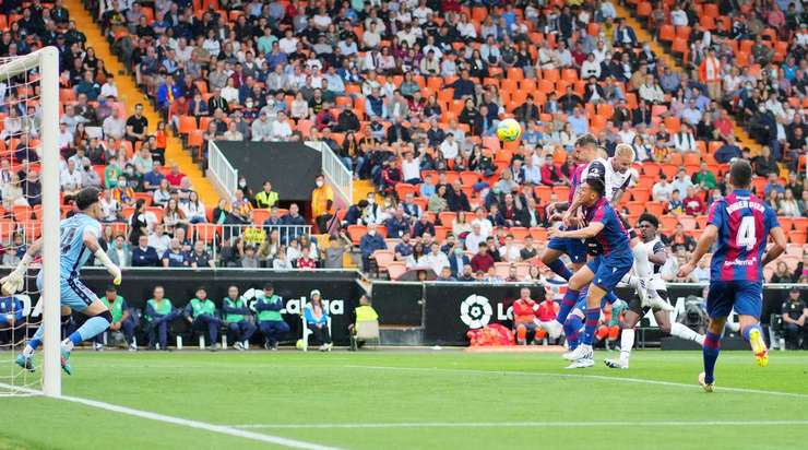 Hugo Duro (Valencia) ghi bàn. Anh bật nhảy rất tốt để đón quả tạt từ đồng đội và đánh đầu lái bóng đi đập xà ngang vào lưới.