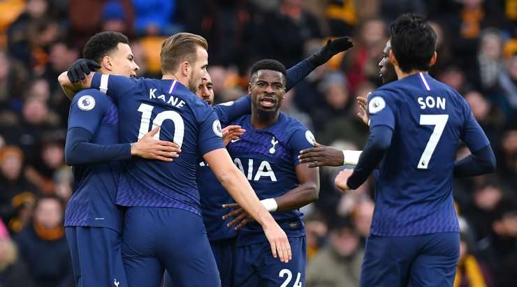 Lucas (Tottenham) ghi bàn! Anh ấy rê bóng qua một vài hậu vệ đối phương và tung một cú sút chính xác vào góc cao bên phải khung thành.