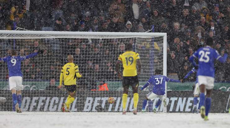 Ademola Lookman (Leicester) nhận một đường chuyền thú vị bên trong vòng cấm và anh sút bóng lọt qua thủ môn vào lưới. Một pha dứt điểm xuất sắc!