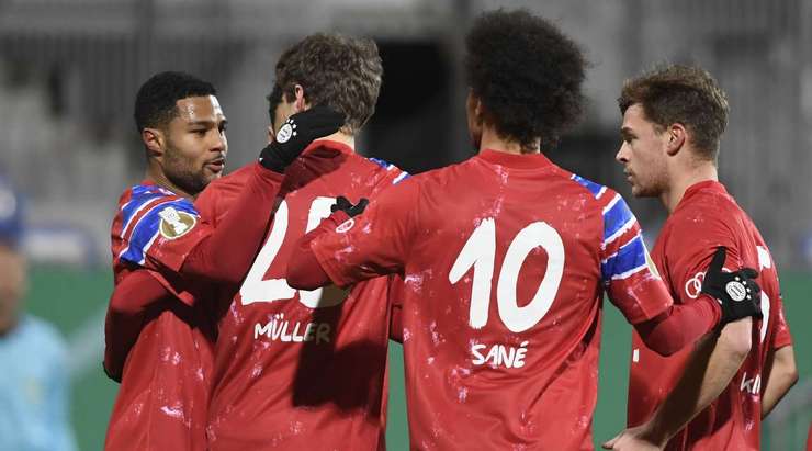 Thomas Muller tung một cú sút nguy hiểm và bóng đi trúng người thủ môn bật ra. Serge Gnabry (Bayern Munich) đang đứng ở bên trong vòng cấm liền có mặt kịp thời và dứt điểm nhanh, đưa bóng chìm vào ngay giữa khung thành. Tỉ số bây giờ là 0:1.
