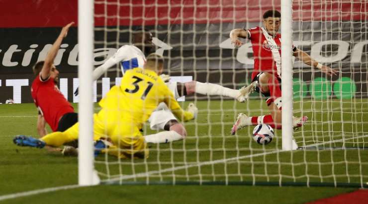 Che Adams (Southampton) phản xạ rất nhanh trong vòng cấm và anh đã ghi bàn bằng một cú sút không thể cản phá!
