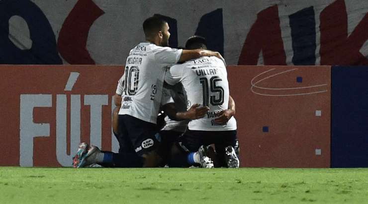 Vào - 0:3! Patricio Rodriguez kiến tạo cho Diego Bejarano (Bolivar) trong vòng cấm và anh ấy đưa bóng vào góc trái phía dưới và qua Jean.