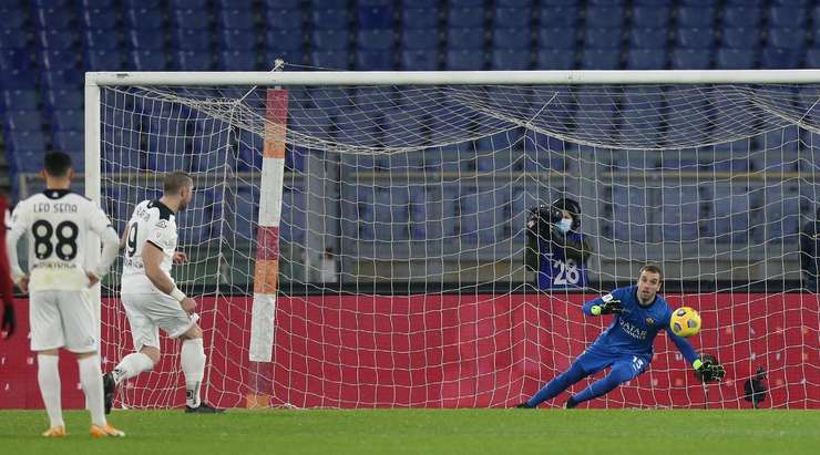 Vào! Andrey Galabinov (Spezia) sút bóng vào góc phải khung thành, vượt qua tầm với của Simone Farelli dù thủ môn đã đổ người hết cỡ.