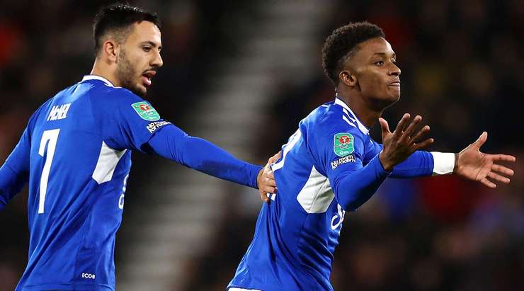 Vào! Neal Maupay là người kiến tạo với một đường chuyền sắc lẹm cho Demarai Gray (Everton). Cầu thủ này che bóng khéo léo trong vòng cấm trước khi tung ra cú sút nhanh vào góc phải khung thành, nâng tỉ số lên 2:1. Tuyệt vời!
