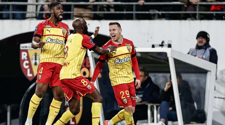 Vào! Przemyslaw Frankowski (Lens) với một pha dứt điểm tuyệt vời trong vòng cấm. Anh ấy tạo khoảng trống cho mình sau khi khống chế gọn gàng một đường chuyền từ đồng đội và sút bóng vào góc thấp bên phải khung thành.