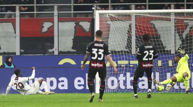 Tỉ số là 1:1! Domagoj Bradaric chuyền bóng cho Boulaye Dia (Salernitana) trong vòng cấm, người không bị ai kèm và sút bóng vào bên trái mành lưới.