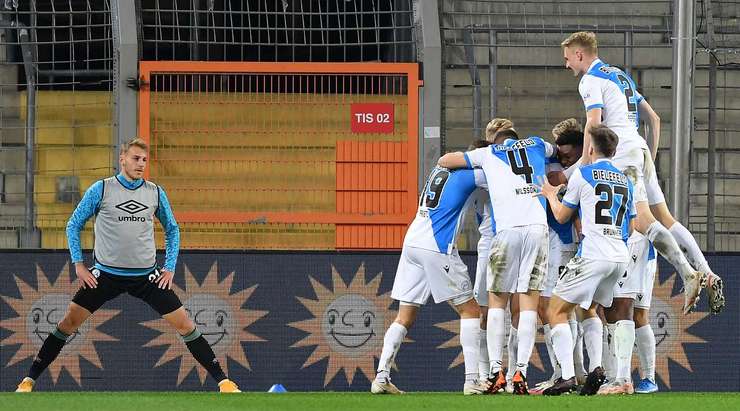 Amos Pieper thực hiện một đường chuyền về phía Fabian Klos (Arminia Bielefeld), người kết thúc nó với một cú sút xa không tưởng. Bóng đi vào góc thấp bên trái trong sự ngỡ ngàng của thủ môn. Tỉ số bây giờ là 1:0.