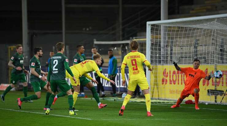 Bóng bật ra ngay trước khung thành và Philipp Lienhart (Freiburg) đánh đầu thành bàn.