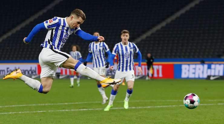 Vào! Peter Pekarik (Hertha Berlin) đã có mặt đúng lúc đúng chỗ để lấy bóng bật ra trong vòng cấm, và anh ấy sút bóng đi chìm vào phía trong cột dọc bên trái. Tỉ số là 1:1.