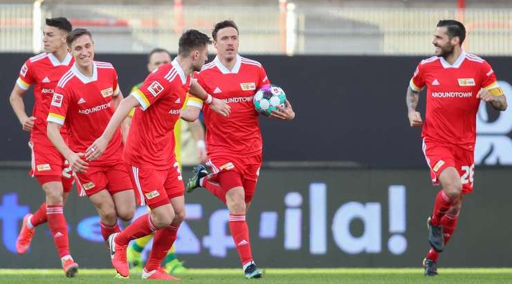Vào! Max Kruse (Union Berlin) tinh quái dừng lại một nhịp trước khi sút, chờ cho thủ môn Timo Horn đổ người trước khi bình tĩnh đưa bóng vào góc phải khung thành.