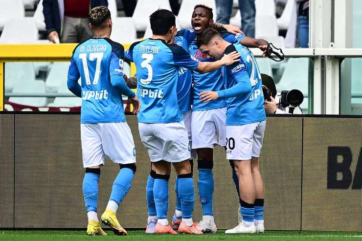 Vào! Piotr Zielinski thực hiện quả phạt góc và đưa bóng rất vừa tầm đến vị trí của Victor Osimhen (Napoli), người đã dứt điểm chuẩn xác từ gần chấm phạt đền vào góc trái khung thành. Tỉ số là 0:1.