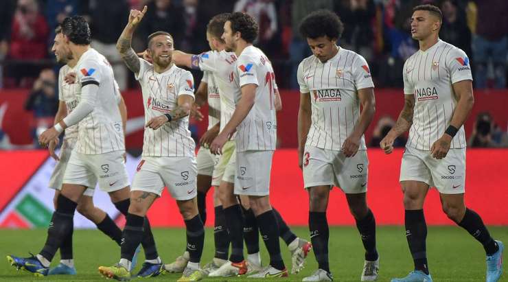 Vào! Papu Gomez (Sevilla) nhận bóng trong vòng cấm ở một vị trí rất thuận lợi và dứt điểm. Cú sút của anh đổi hướng khi chạm vào một cầu thủ đối phương, khiến thủ môn Edgar Badia bó tay. Tỉ số đã được nâng lên 1:0.