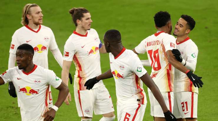 Vào - 2:2! Amadou Haidara kiến tạo cho Justin Kluivert (RB Leipzig) trong vòng cấm và anh ấy cứa bóng vào bên trái mành lưới và qua Manuel Neuer.