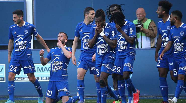 Vào! Florian Tardieu (Troyes) giành chiến thắng trên chấm phạt đền bằng một cú sút không thể cản phá, làm tung nóc lưới trong sự bất lực của thủ môn Matz Sels.
