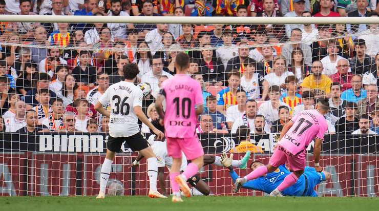 May mắn có mặt ở ngay vị trí mà bóng bật ra, Martin Braithwaite (Espanyol) không bỏ lỡ cơ hội và tung cú sút mạnh, đưa bóng vào nóc lưới trong sự bất lực của thủ môn.