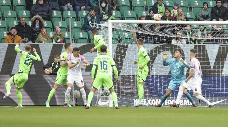 Trong một tình huống phạt góc, Maximilian Arnold (Wolfsburg) nỗ lực đánh đầu phá bóng từ trong vòng 5m50, nhưng không may cho anh ấy, cú đánh đầu đã vô tình đưa bóng vào thẳng vào khung thành đội nhà.