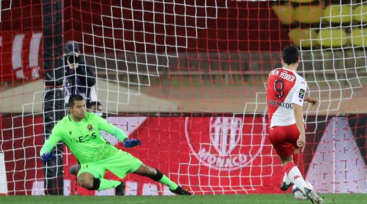 Vào! Wissam Ben Yedder (Monaco) tinh quái dừng lại một nhịp trước khi sút, chờ cho thủ môn Walter Benitez đổ người trước khi bình tĩnh đưa bóng vào góc thấp bên phải.