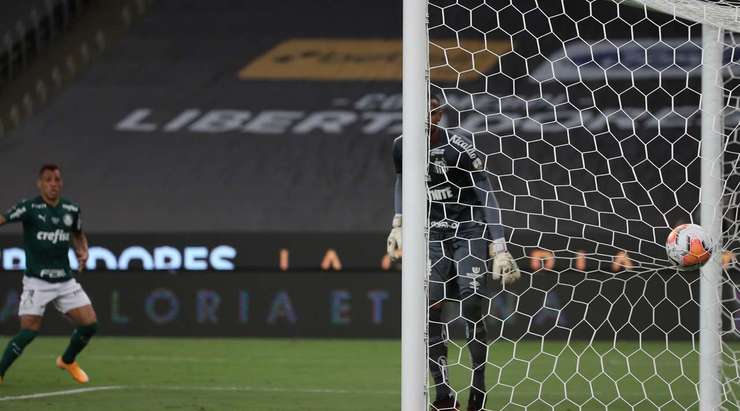 Breno (Palmeiras) ghi bàn từ một vị trí khó. Anh ấy bật cao để đón một quả tạt và đánh đầu căng vào góc phải phía trên. Một pha dứt điểm xuất sắc.
