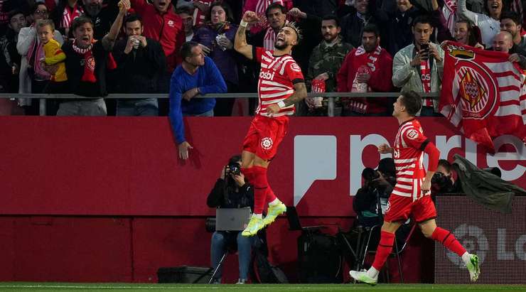Vào! Yan Couto thực hiện một đường chuyền đến chân Taty Castellanos (Girona) và cầu thủ này tung một cú sút chìm từ trong vòng cấm, làm tung lưới khung thành đối phương. Tỉ số là 3:1.