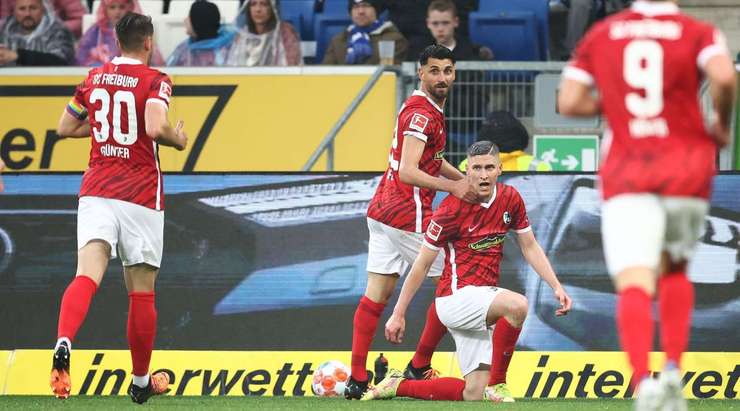 Vào! Roland Sallai (Freiburg) với một pha dứt điểm tuyệt vời trong vòng cấm. Anh ấy tạo khoảng trống cho mình sau khi khống chế gọn gàng một đường chuyền từ đồng đội và sút bóng vào góc thấp bên phải khung thành.