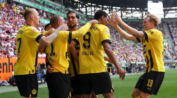 VÀO! Sebastien Haller (Dortmund) nhận bóng ở một vị trí ngay trước mặt khung thành, và chắc chắn là anh sẽ không thể bỏ lỡ những cơ hội như thế này. Cú sút chìm của cầu thủ này đi đập cột dọc bên trái vào lưới. Tỉ số là 0:1.