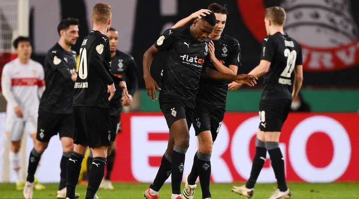 Marcus Thuram (B. Monchengladbach) đón một đường chuyền chính xác bên trong vòng cấm và anh đánh bại thủ môn đối phương với một cú sút đẹp mắt vào mé trong cột dọc bên trái, bóng đập cột dọc trước khi đi vào lưới.