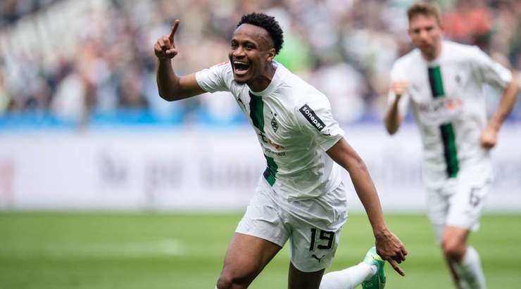Vào - 1:0! Nathan Ngoumou (B. Monchengladbach) tung một cú sút từ rìa vòng cấm và ghi bàn vào góc trái phía dưới. Marcus Thuram kiến tạo thành bàn.