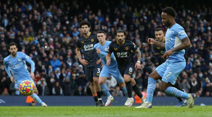 Vào! Raheem Sterling (Manchester City) giành chiến thắng trên chấm phạt đền bằng một cú sút chìm không thể cản phá, vượt qua tầm với của thủ môn Jose Sa vào giữa khung thành.