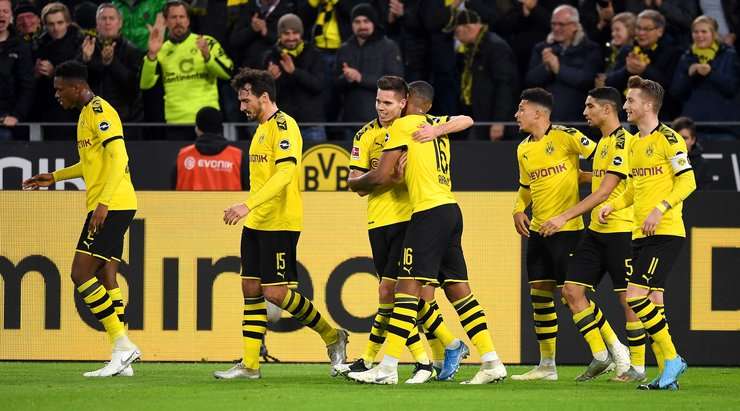 Các cầu thủ phòng ngự đã dành cho Julian Weigl (Dortmund) quá nhiều khoảng trống và họ đã phải trả giá. Cầu thủ này có một cú sút trái phá về phía góc thấp bên trái. Thủ môn Peter Gulacsi trong một giây phút thiếu tập trung đã không thể phản ứng kịp thời, và tỉ số là 1:0.