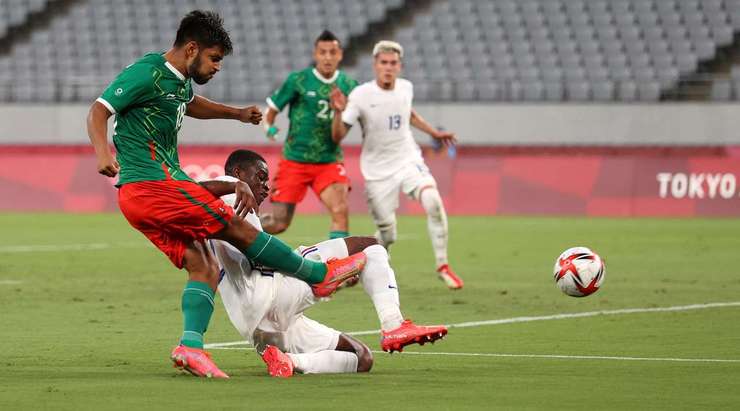 Eduardo Aguirre (Mexico) nhận một đường chuyền xuất sắc vào vòng cấm và sút bóng vào góc phải phía trên. Một bàn thắng rất tinh tế!