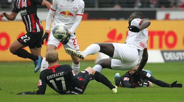 Sebastian Rode (Eintracht Frankfurt) đang thử thách sự kiên nhẫn của trọng tài Daniel Siebert và anh đã toại nguyện với một chiếc thẻ vàng cho pha phạm lỗi của mình.