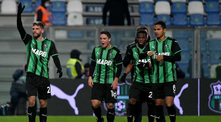 Vào! Domenico Berardi (Sassuolo) len lỏi qua các cầu thủ đối phương trước khi tung một cú sút tuyệt diệu từ rìa vòng cấm vào góc cao bên trái mành lưới. Thủ môn Thomas Strakosha đã không có cơ hội nào để chạm vào quả bóng. Tỉ số là 1:1.