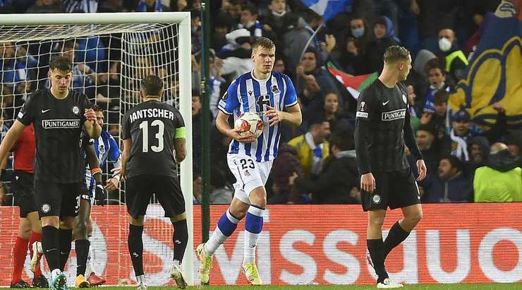 Alexander Sorloth (Real Sociedad) tung cú sút mạnh vào nóc lưới sau một quả phạt góc được treo vào sâu bên trong vòng cấm. Cú sút đi mạnh và hiểm hóc, thủ môn hoàn toàn không có một cơ hội nào để cản phá.