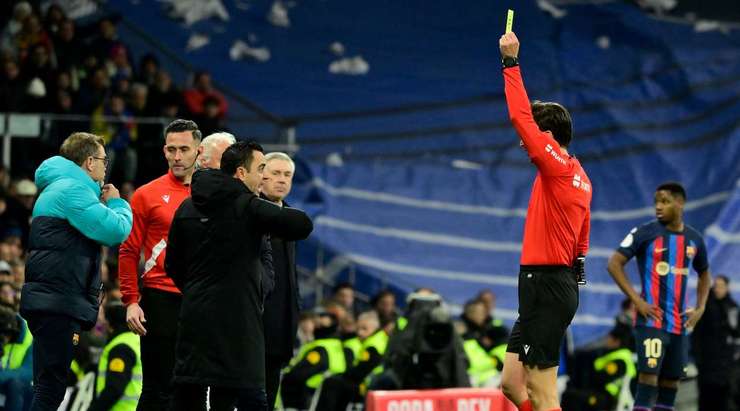 Trọng tài Jose Luis Munuera Montero cho tạm dừng trận đấu để bước ra đường biên nhắc nhở Xavi, trước khi rút cho HLV này một chiếc thẻ vàng.