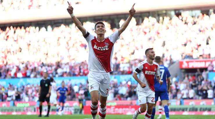 Đó là một bàn thắng! Tỉ số được nâng lên 3:1. Dejan Ljubicic (Köln) đón đường căng ngang rất tốt từ Jan Thielmann và tung một cú đánh đầu từ cự li gần. Bóng đi dội cột dọc bên phải vào lưới. Thủ môn Alexander Schwolow đã hoàn toàn bó tay.