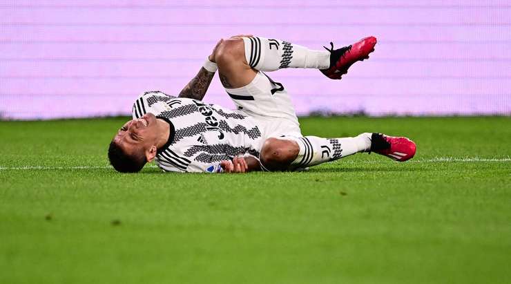 Trận đấu đang bị gián đoạn, Angel Di Maria (Juventus) bị choáng sau cú va chạm và các nhân viên y tế phải vào sân.