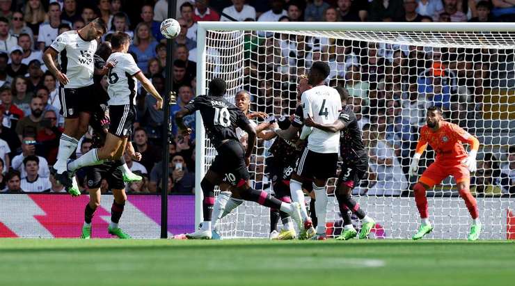 Joao Palhinha (Fulham) nhảy cao hơn các hậu vệ đối phương để đón quả phạt góc được thực hiện rất tốt và dứt điểm bằng đầu. Nỗ lực của anh ấy đi vào góc trái phía trên. Một pha dứt điểm tuyệt vời!