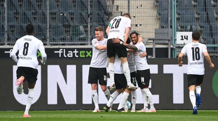 Vào! Jonas Hofmann (B. Monchengladbach) chớp cơ hội sau một tình huống bóng bật ra trong vòng cấm và đánh bại thủ môn với một cú sút vào góc thấp bên trái. Tỉ số đã được nâng lên: 2:0.