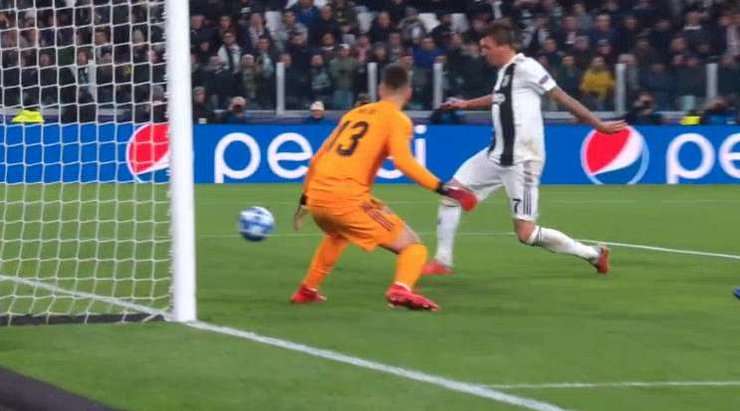 Vào! Mario Mandzukic (Juventus) sút bóng thành bàn từ cự li rất gần sau khi đón một đường chuyền. Kiến tạo bởi Cristiano Ronaldo. Tỉ số là 1:0.