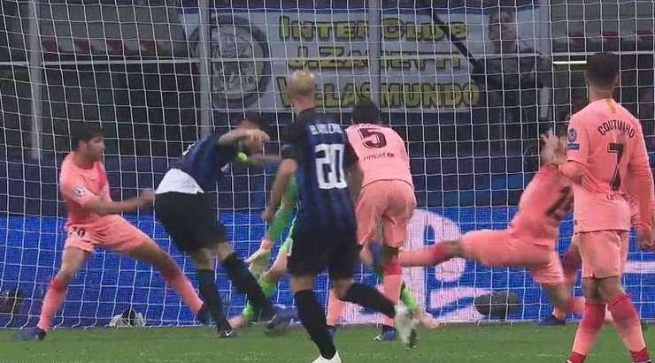 Vào! Mauro Icardi (Inter) đã có mặt đúng lúc đúng chỗ để lấy bóng bật ra trong vòng cấm, và anh ấy sút bóng đi chìm vào chính giữa mành lưới. Tỉ số là 1:1.