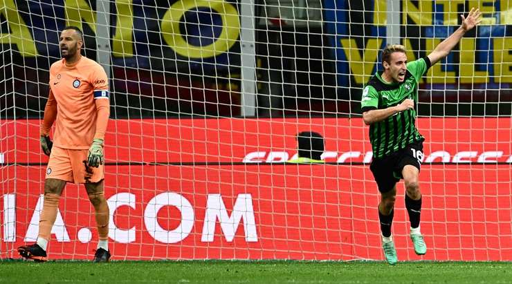 Vào! Rogerio là người kiến tạo còn Davide Frattesi (Sassuolo) là một sát thủ thật sự. Anh kết thúc đường căng ngang bằng một cú đánh đầu lạnh lùng từ cự ly gần vào góc phải khung thành. Tỉ số là 3:2.